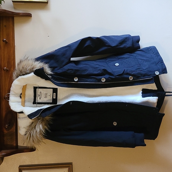 Hollister Jackets & Blazers - NWOT Hollister navy parka with fur hood lined with white sherpa, size small
